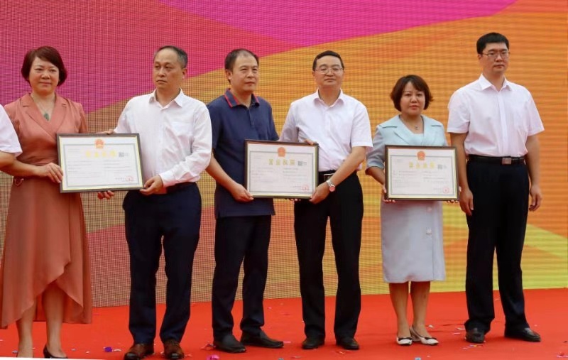 集团执行总经理吴波(左三)参加授牌仪式.jpg