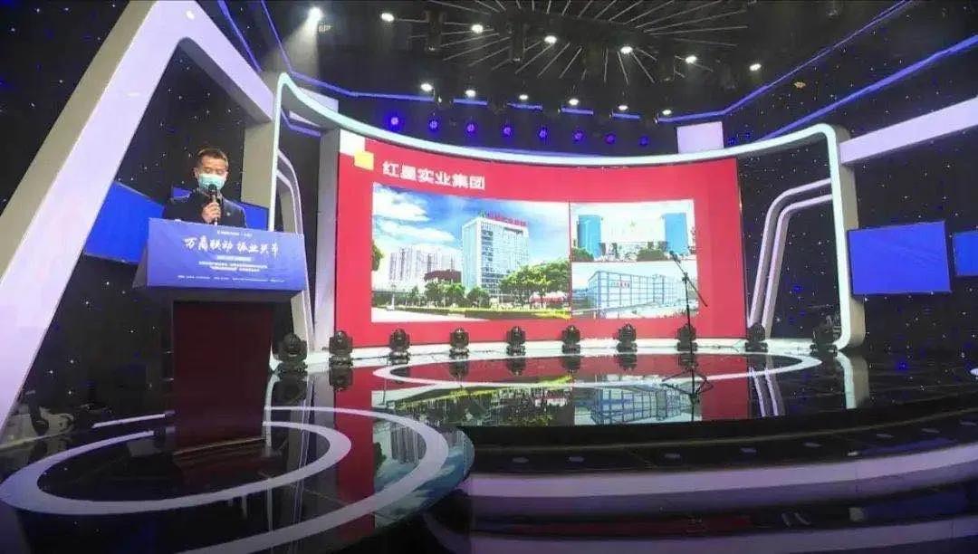 红星农副产品大市场总经理胡超介绍“抗疫通道.jpg