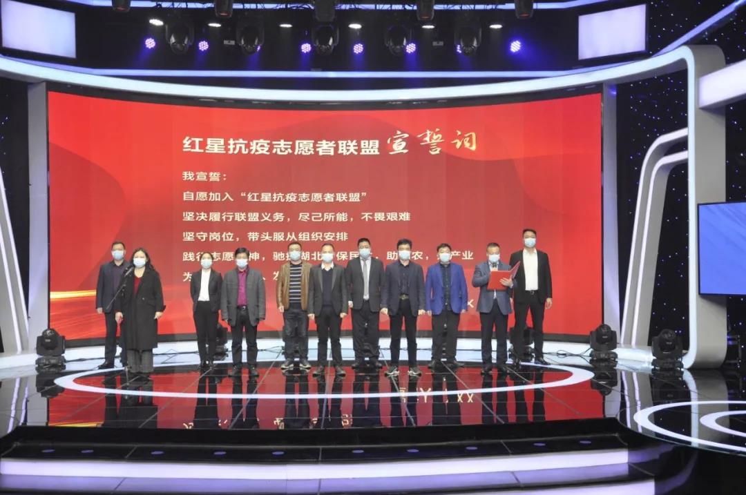 红星农副产品大市场副总经理周健带领抗疫党员代表、市场管理方代表、经营商户代表宣誓.jpg