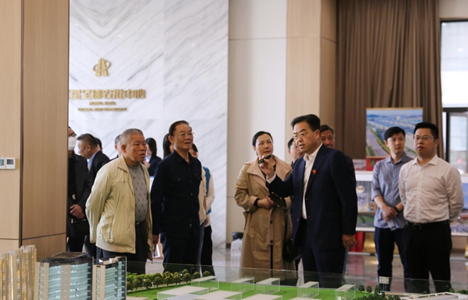 中国著名作家来红星采风考察1.jpg